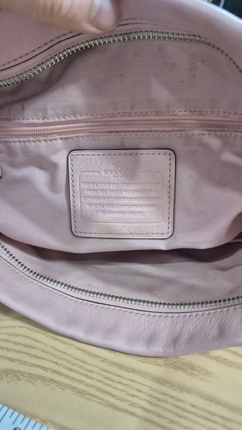 코치 페블 레더 컨버터블 숄더백  상품이미지9