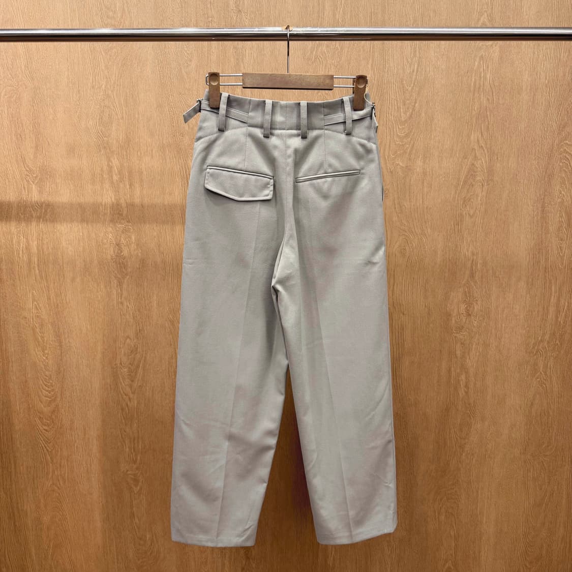 시스템 와이드 슬랙스 팬츠 투턱 핀척 디테일 사이드 어저스트 버클 그레이 상품이미지3