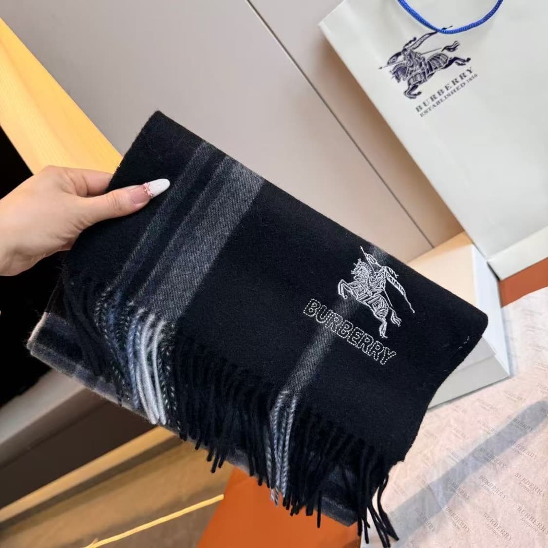 버버리숙녀 리버서블 스카프 100% 램스울
 상품이미지1