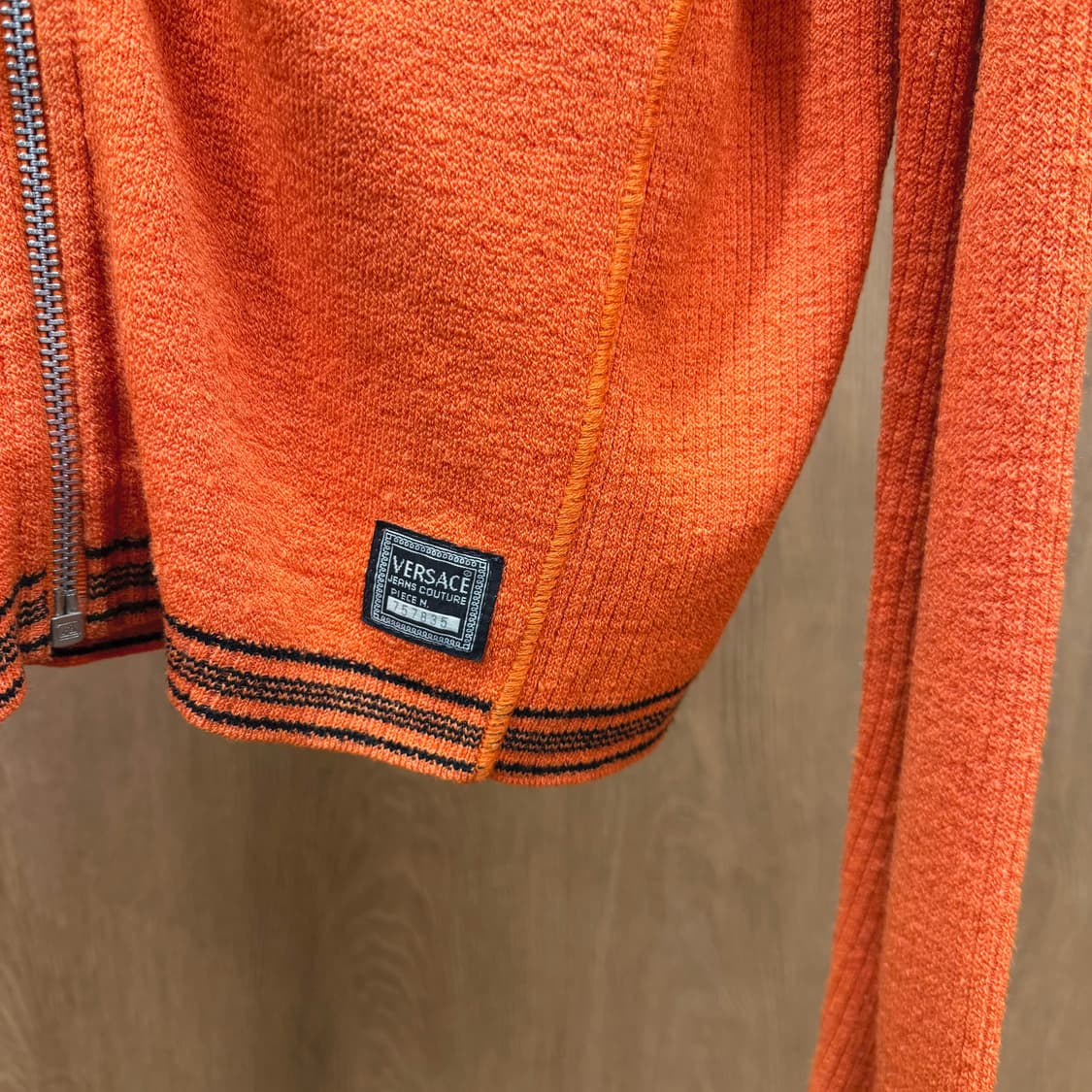 베르사체 니트 집업 가디건 지퍼 포켓 로고 탭 디테일 레귤러핏 오렌지 상품이미지6