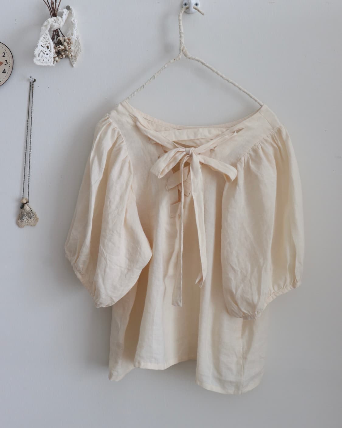 [Crisp] Back Ribbon Puff Linen Blouse 상품이미지9