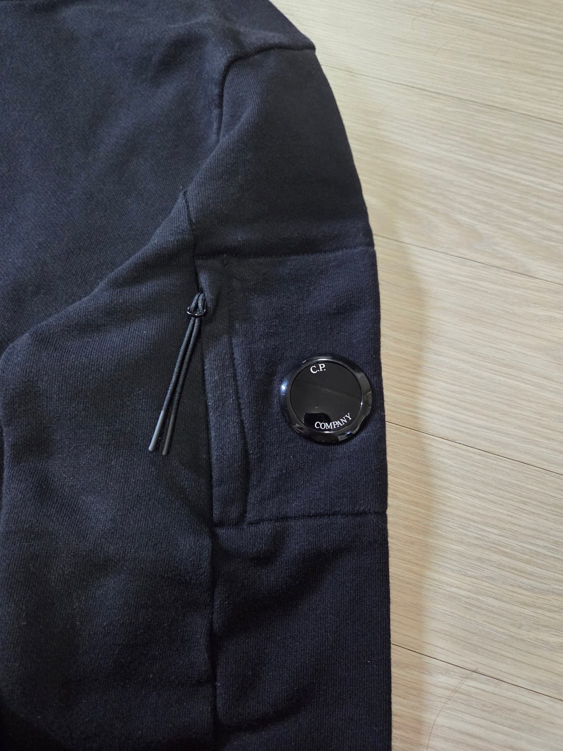 C.P. 컴퍼니 렌즈 와펜 맨투맨 블랙 상품이미지5