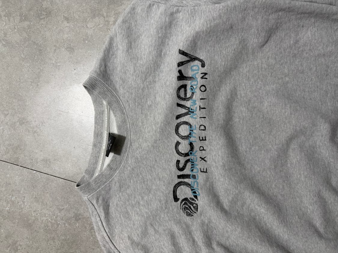 디스커버리 그레이컬러 로고스펠아웃 스웻셔츠 55size  상품이미지5