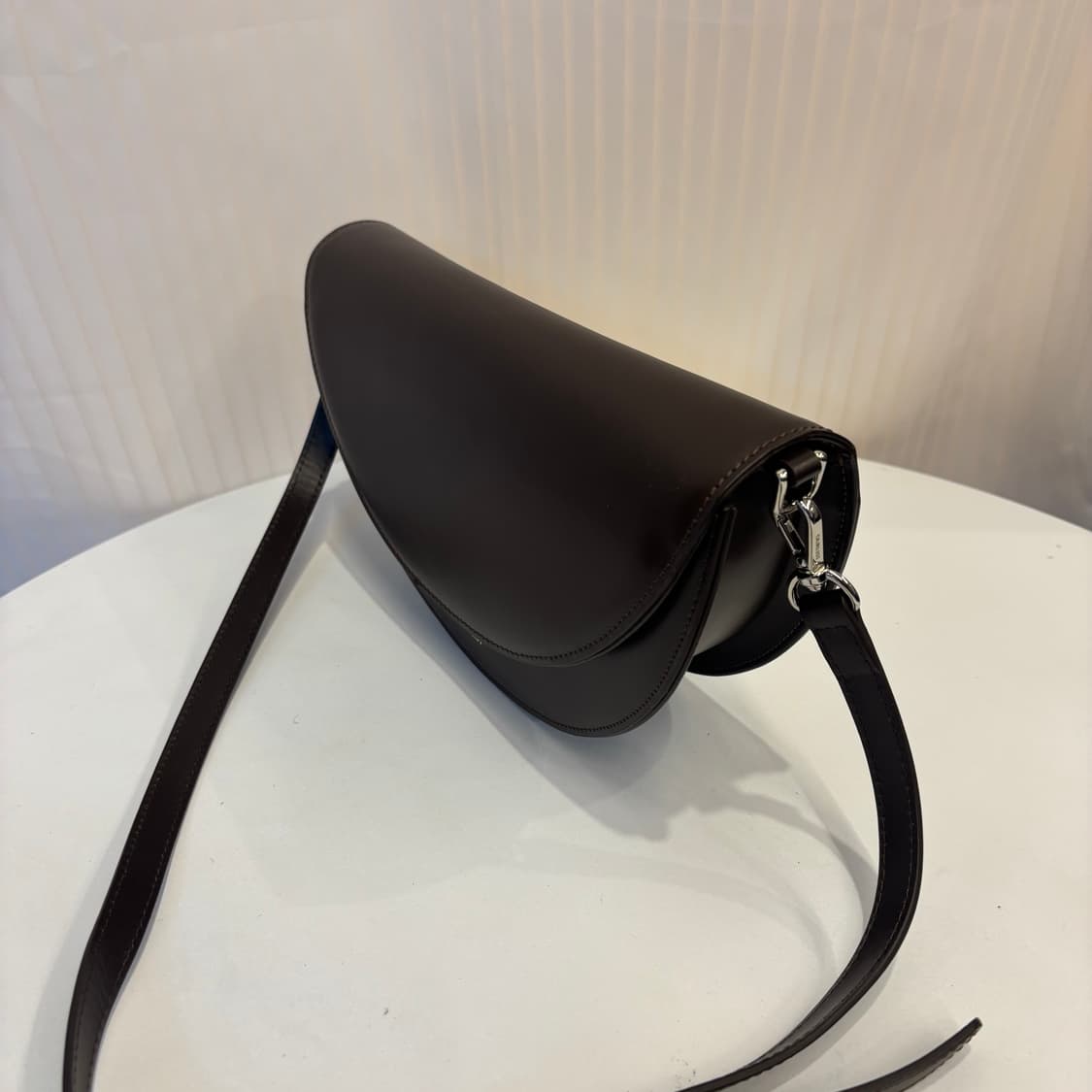 정품 아워리스트 크로스백    상품이미지5