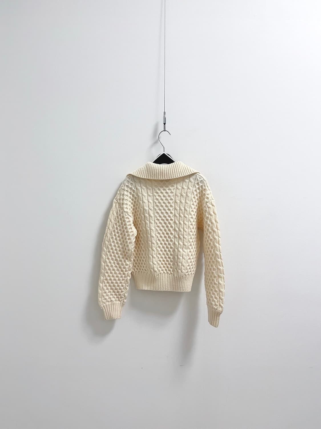 앤아더스토리즈 케이블 오픈카라 니트 상품이미지5