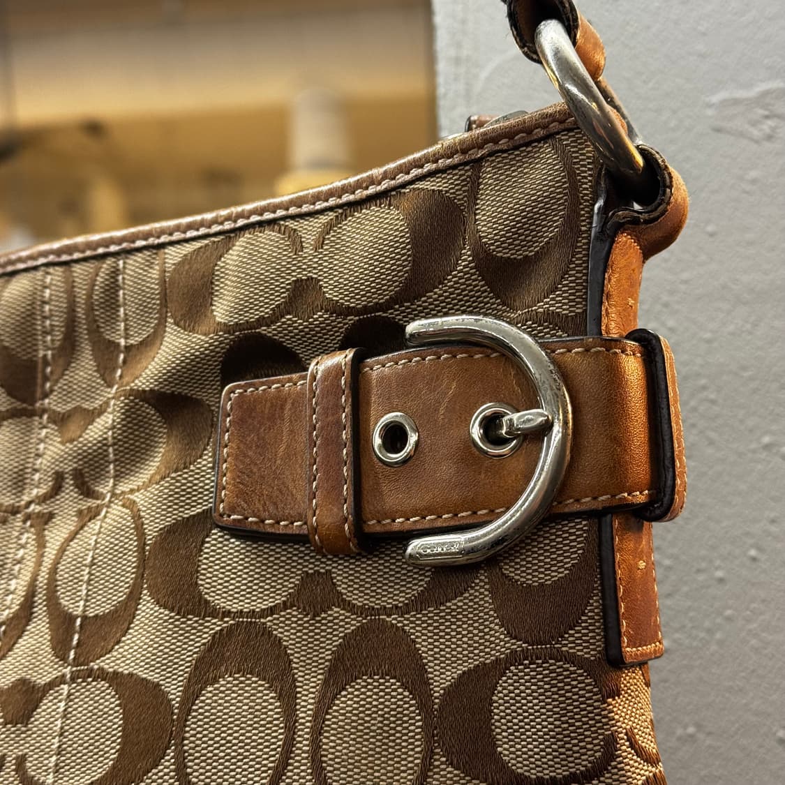 코치 모노그램 레더 숄더백 베이지 y2k 상품이미지3