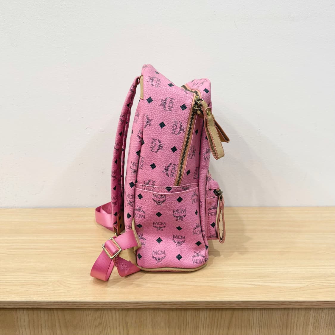 MCM 미니 백팩 모노그램 패턴 스터드 지퍼 포켓 디테일 핑크 상품이미지3