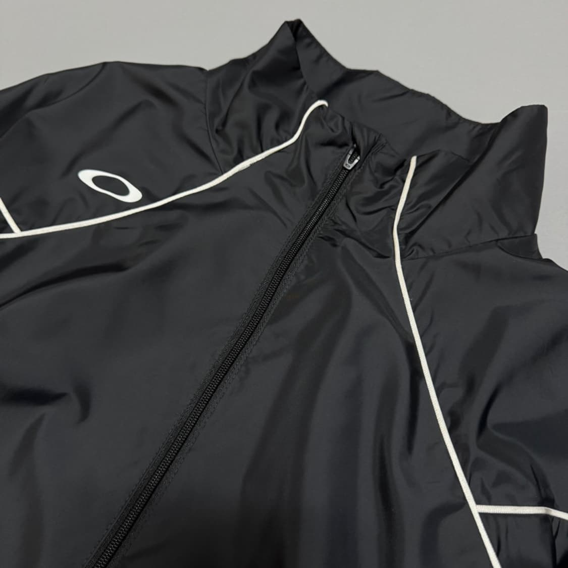 오클리 블랙 파이핑 양면 서클 로고 폴리에스터 하이넥 집업 윈드브레이커 상품이미지4