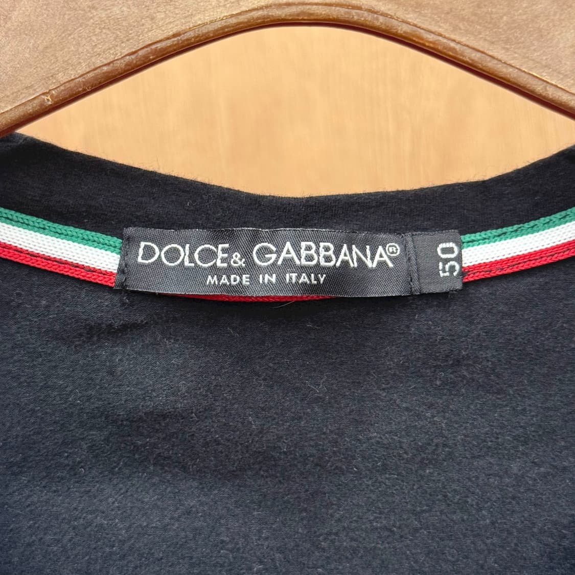 돌체앤가바나 브이넥 반팔 티셔츠 메탈 로고 패치 디테일 블랙 상품이미지7