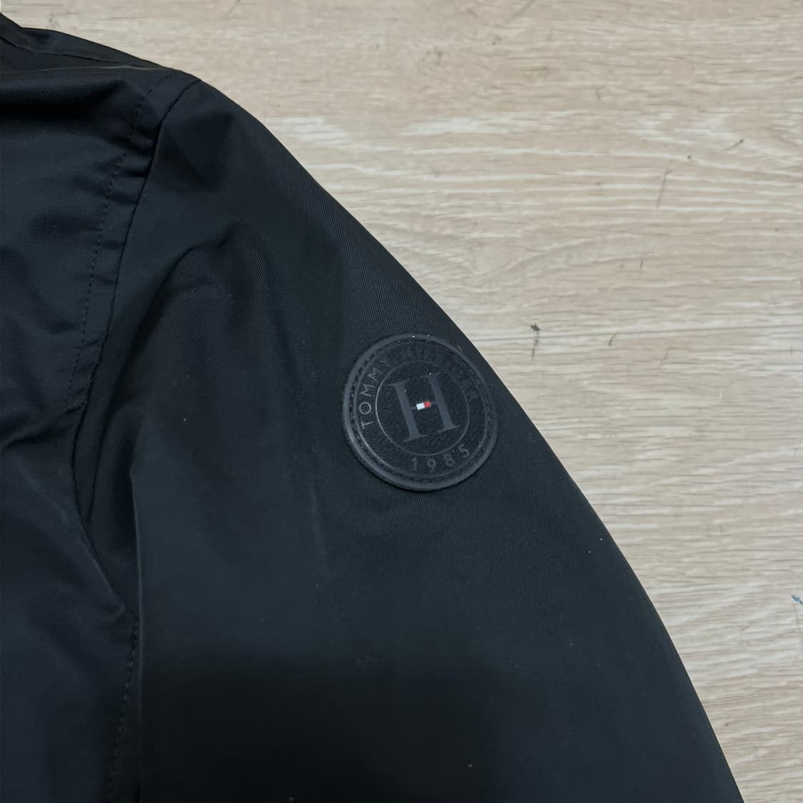 타미힐피거 여성 와펜 후드 야상 롱패딩 점퍼 [블랙] XS/85 상품이미지4