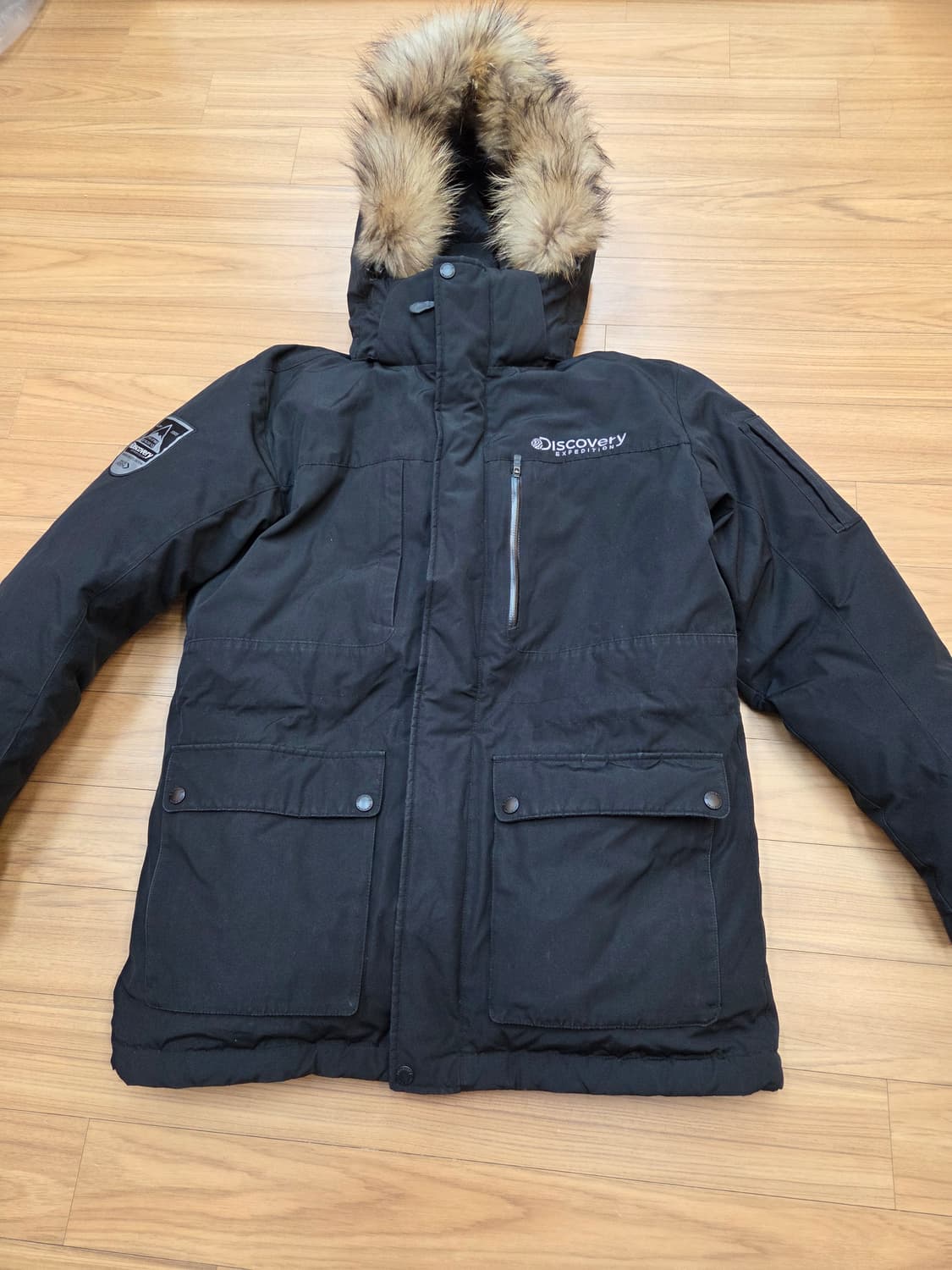 디스커버리 익스페디션 남성 블랙 패딩 95사이즈입니다. 후드에 털이 달려 상품이미지1