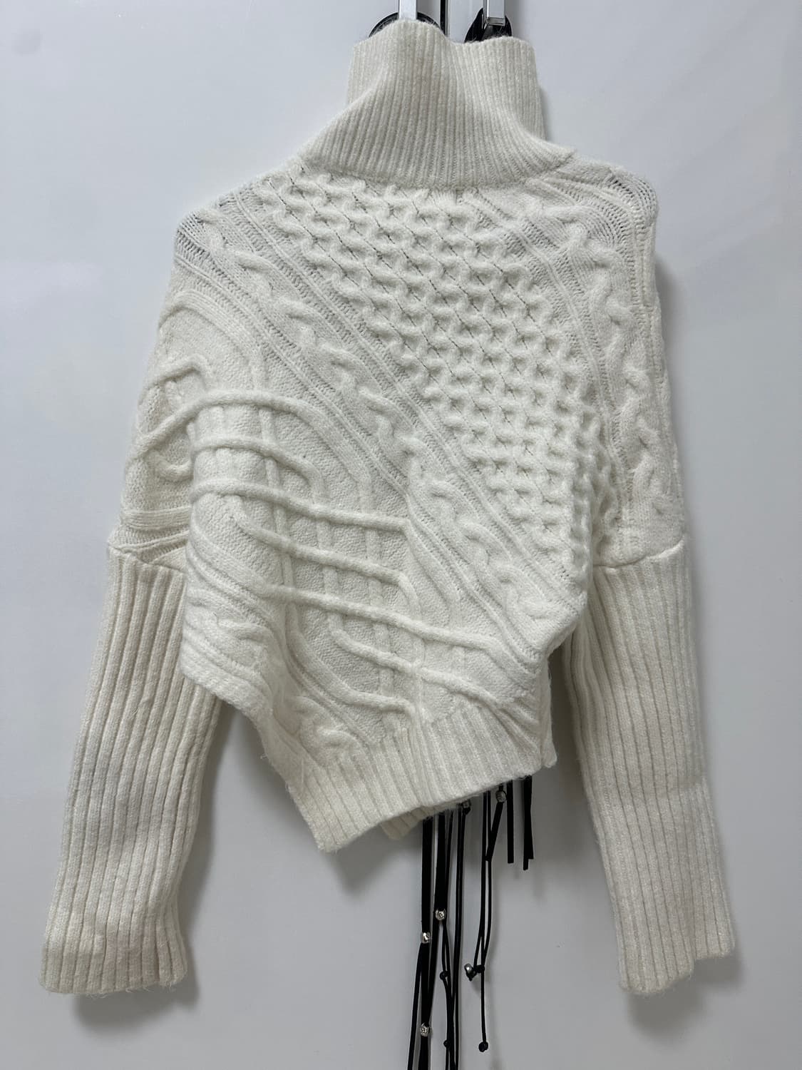 터틀넥 울 꽈배기 언발 사선 크롭 집업 니트 상품이미지3