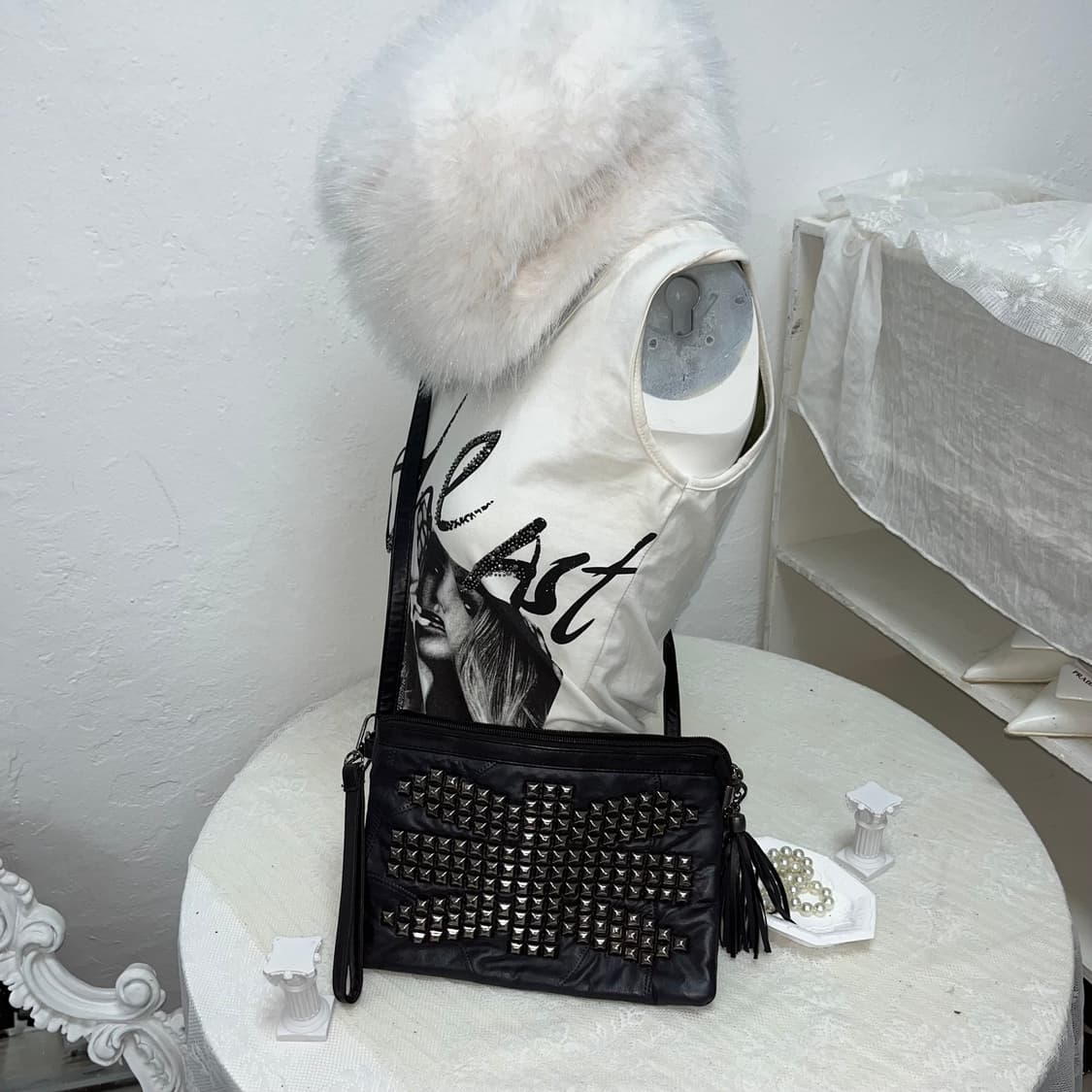 락시크 스터드 레더 크로스백 상품이미지1