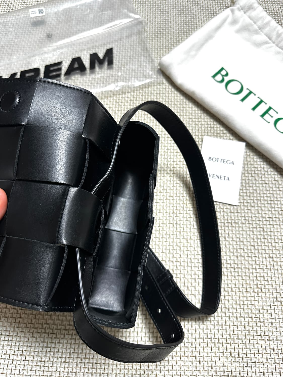 [OS/미사용새상품] 보테가베네타 미니 램스킨 카세트백 블랙 상품이미지3