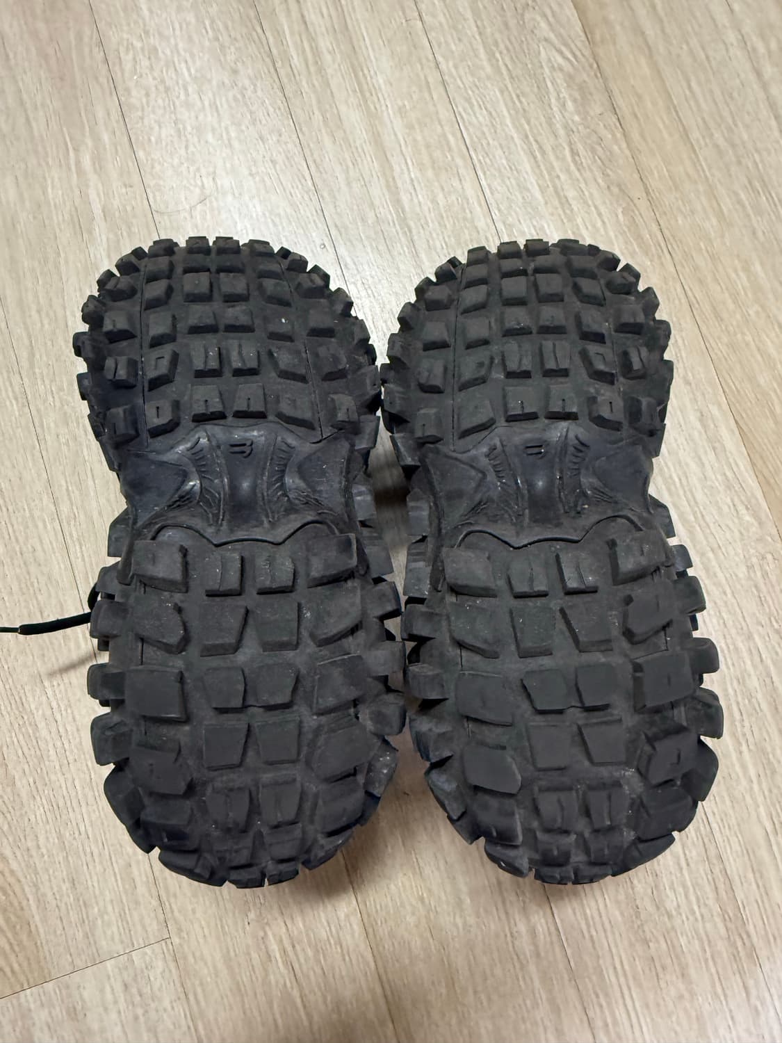 발렌시아가 디펜더 42 상품이미지5