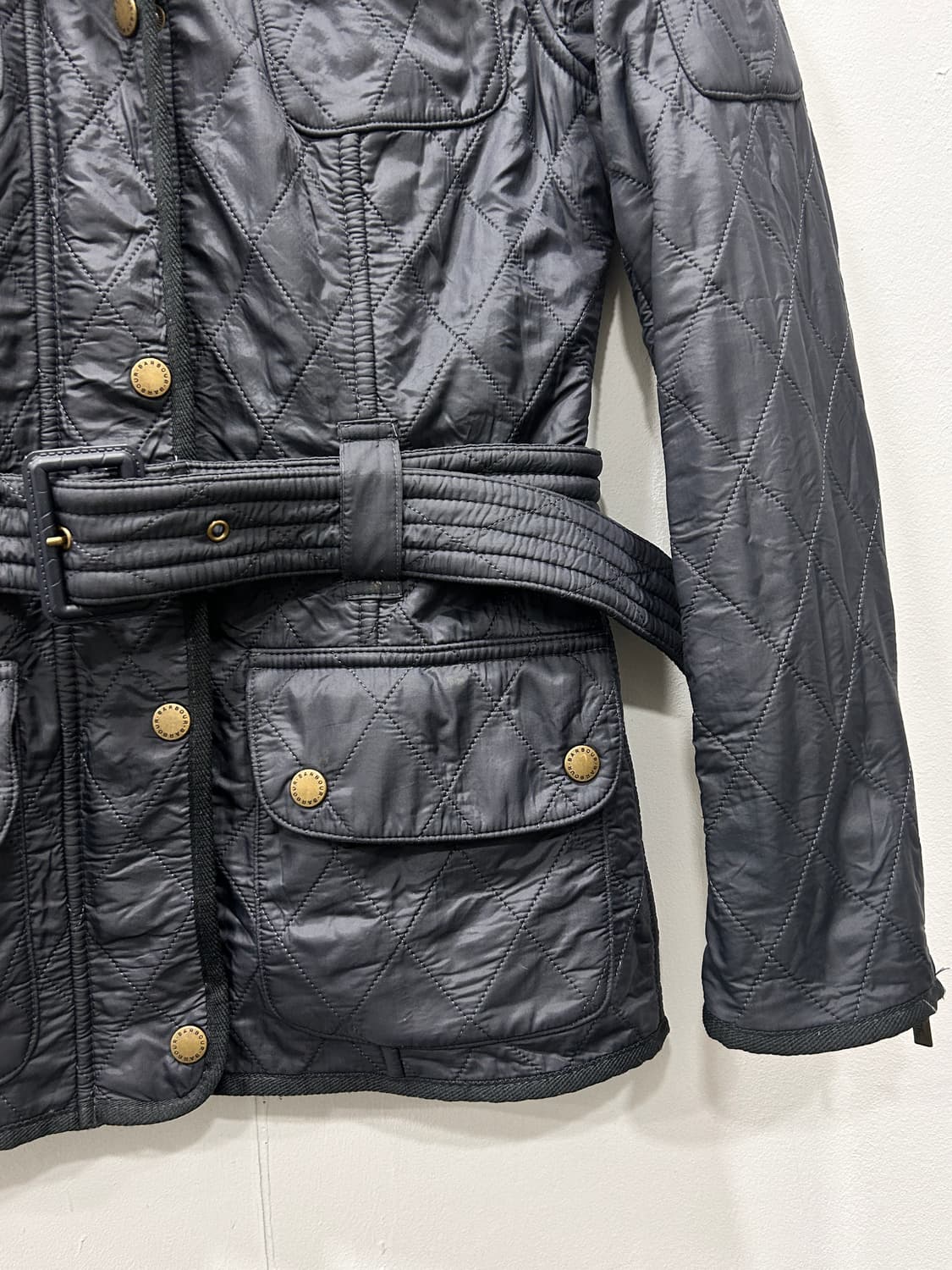 바버 인터내셔널 퀼팅 벨티드 자켓 네이비 여성 85 상품이미지10