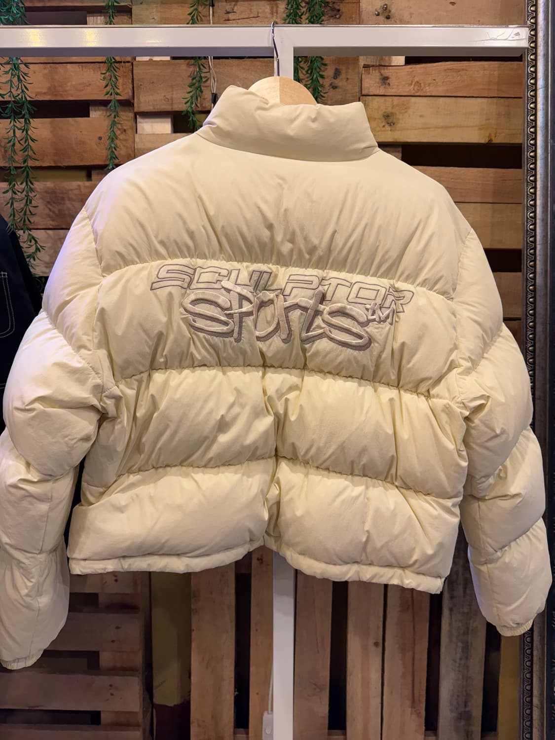 스컬프터 스포츠 자수로고 크림 숏패딩 상품이미지5