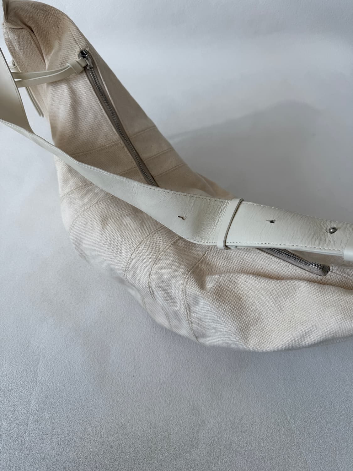 Pre owned 캔버스 크로아상백(큰 사이즈, 안감 얼룩) 상품이미지3