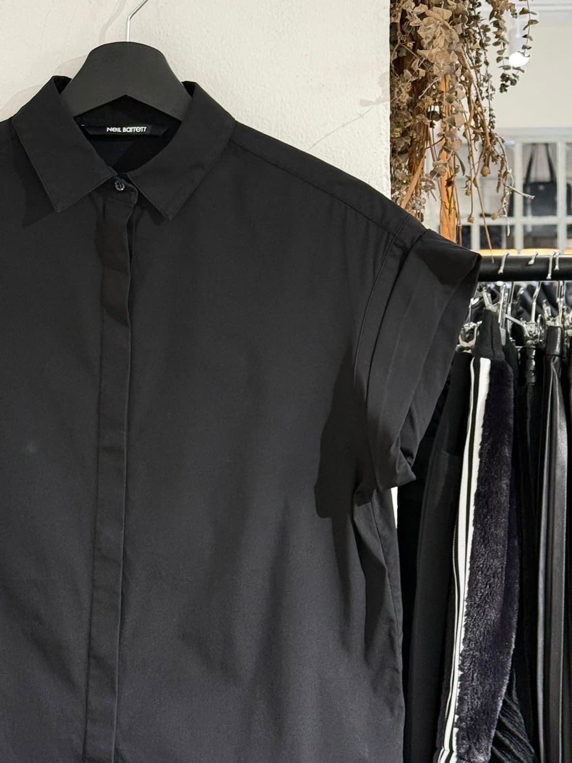 닐바렛 블랙 코튼 블렌드 히든버튼 하프티셔츠 상품이미지3