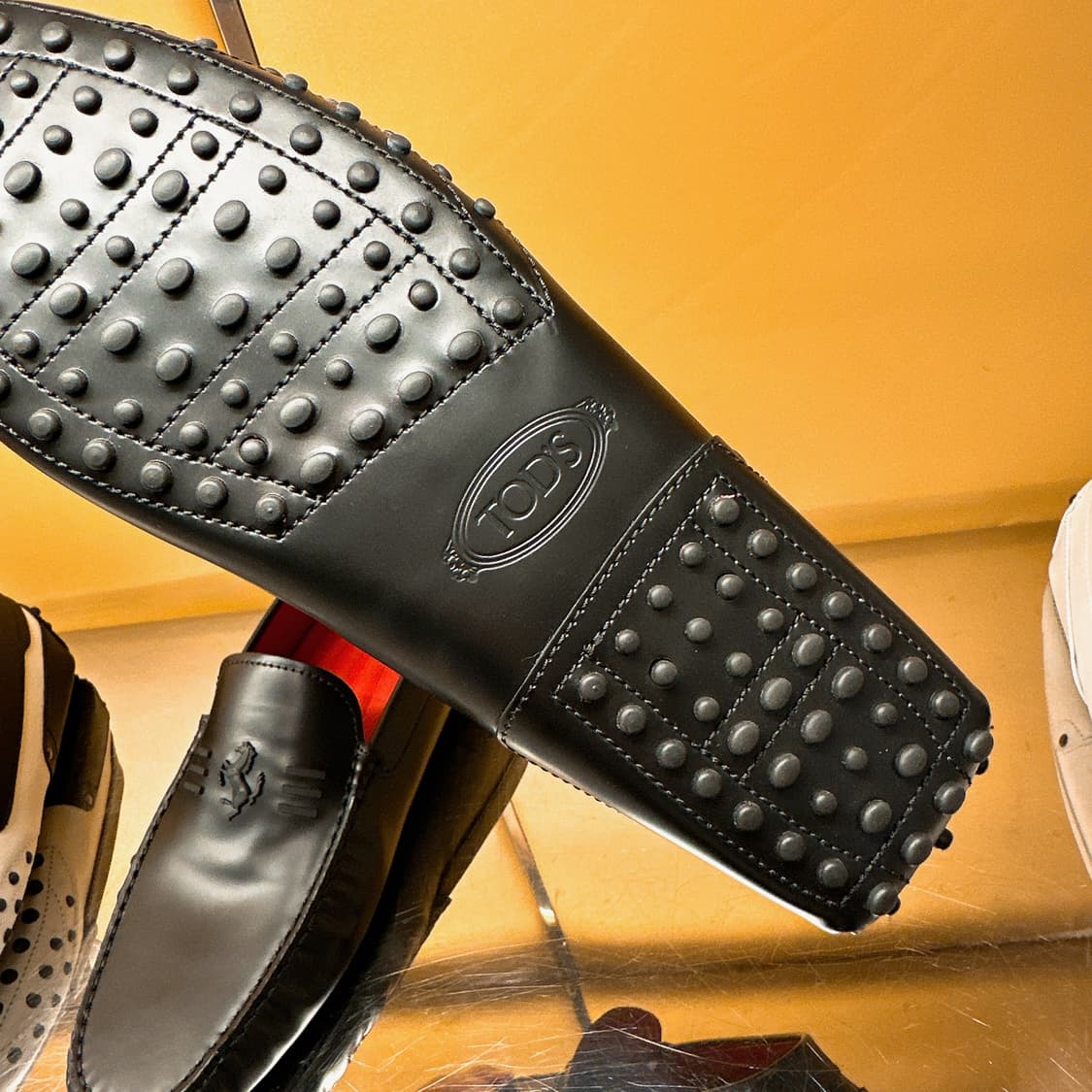 토즈 X 페라리 남성 블랙 매트 레더 고미노 로퍼 상품이미지4