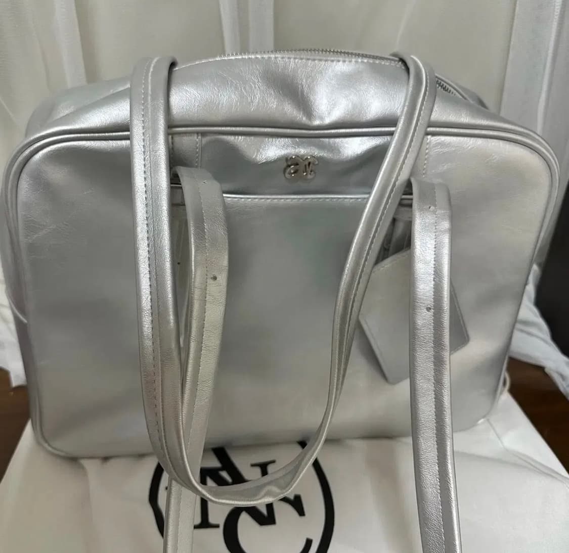 아노에틱 스퀘어 숄더백 실버 상품이미지1