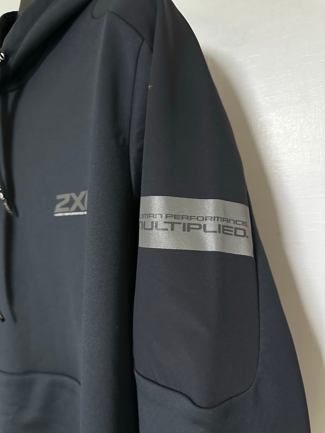 2XU 블랙 후드티 상품이미지2