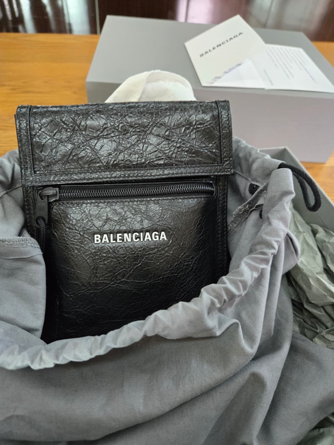 발렌시아가 익스플로러 스몰 파우치 로고 스트랩 블랙 상품이미지1