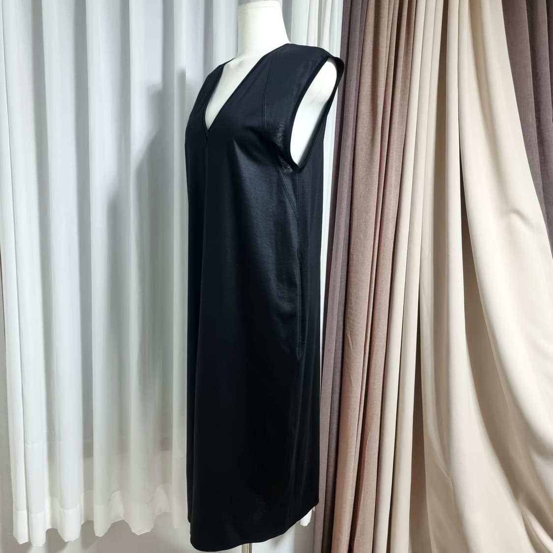 헬무트랭 브이넥 슬리브리스 롱 원피스 (55) 상태최상 상품이미지2