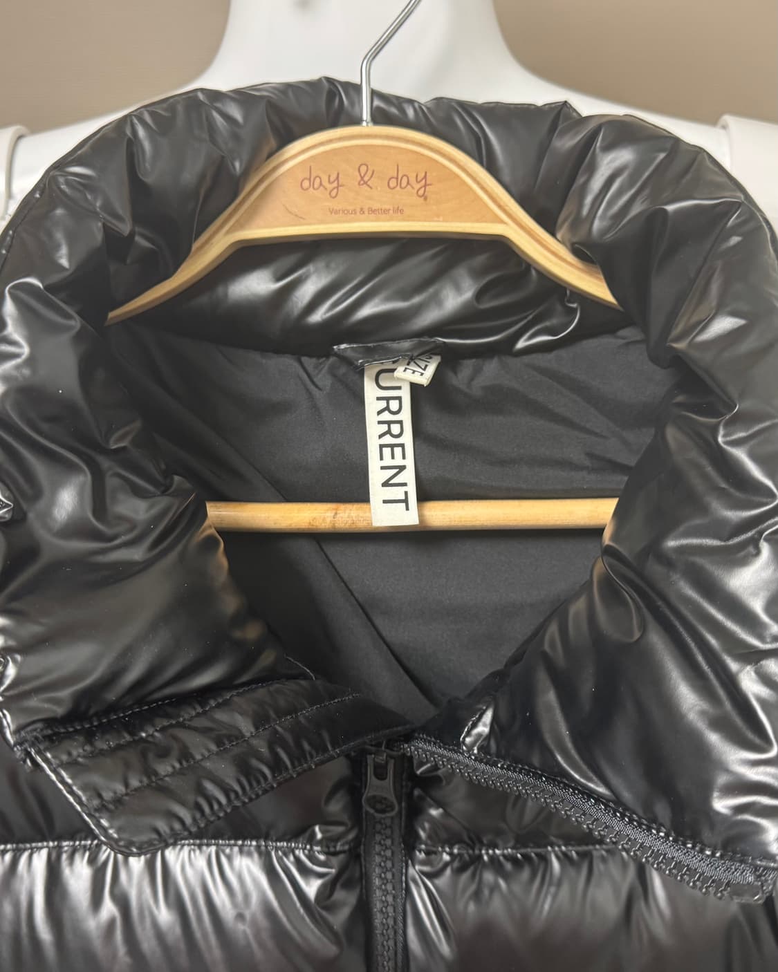 커렌트 숏 푸퍼 패딩 글로시 블랙 판매합니다 상품이미지6