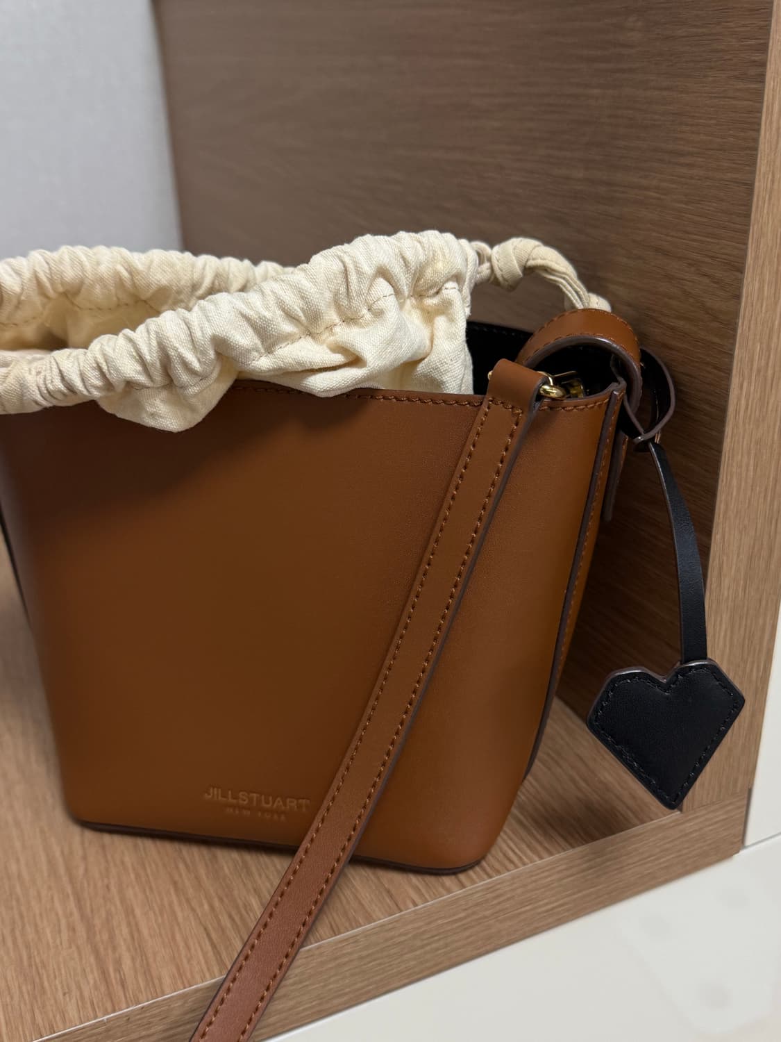 질스튜어트 악세서리 하트 참장식 스몰 크로스백 상품이미지1