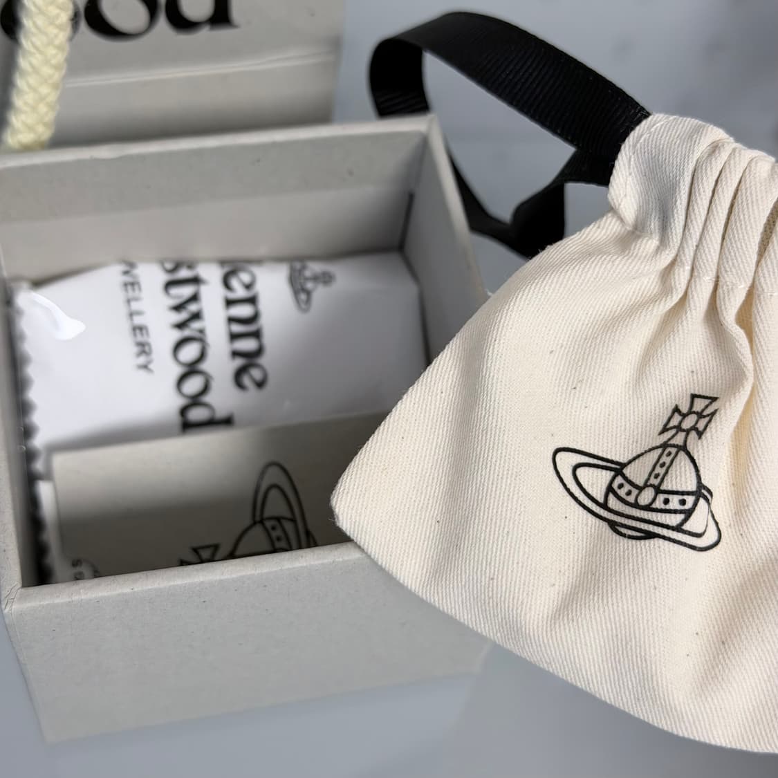 비비안 웨스트우드 화이트 디아망떼 하트 목걸이 상품이미지3