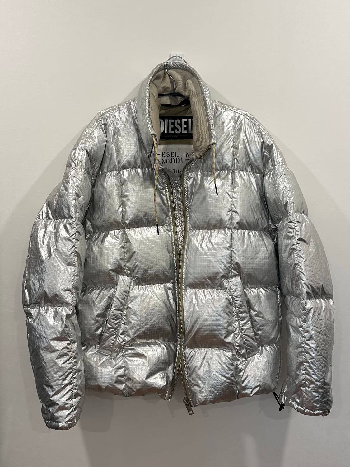 디젤 메탈릭 실버 패딩 상품이미지1