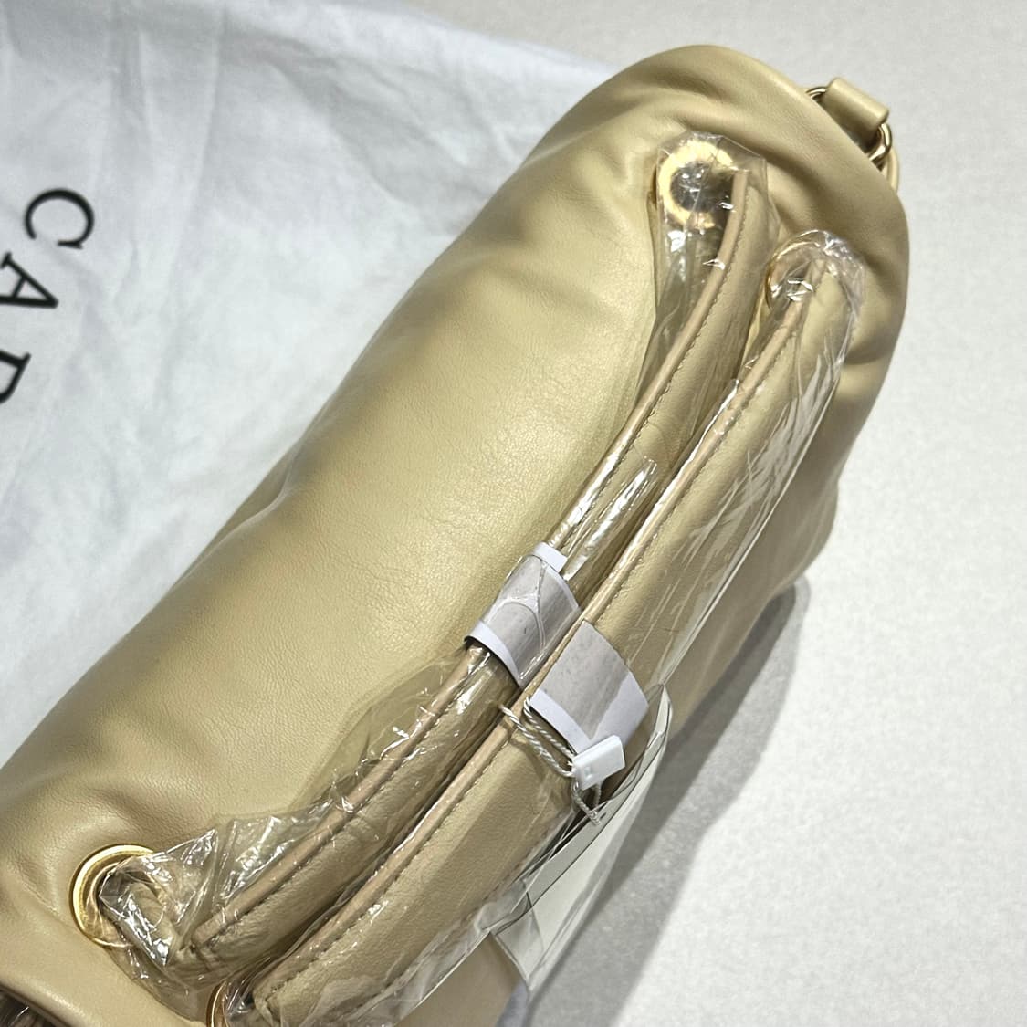 (새제품) 칼린 클라우드 버터색 패딩숄더백 상품이미지5