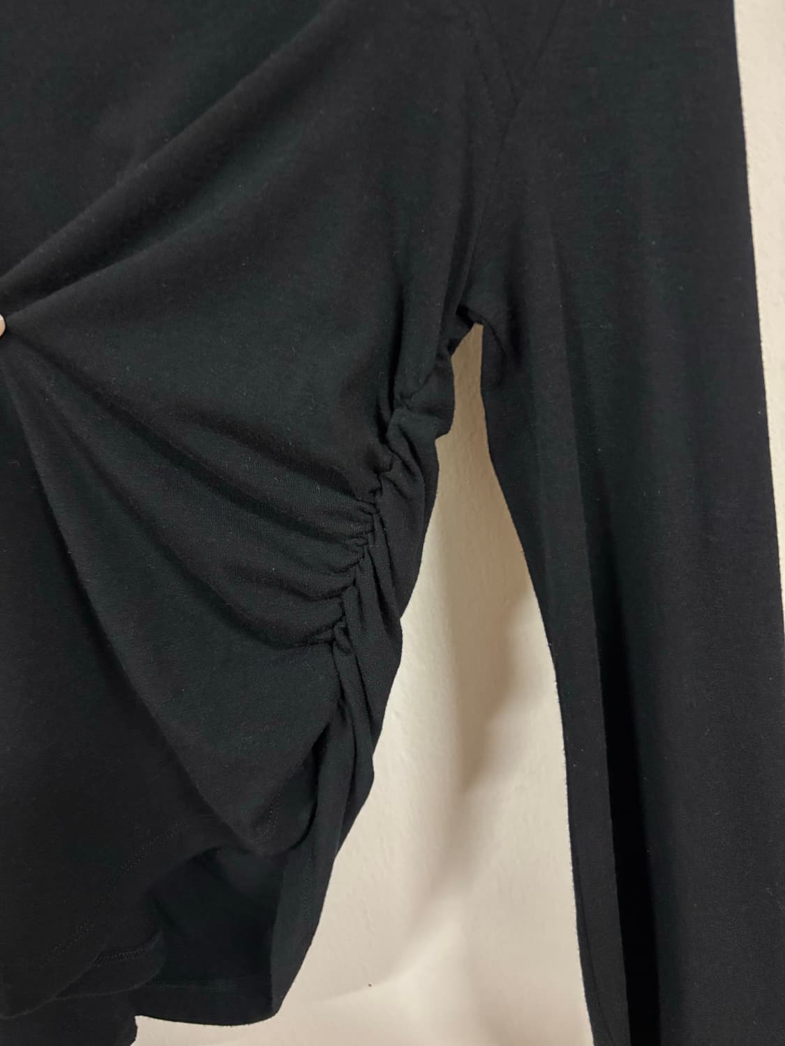 여성 원숄더 셔링 티 블랙 상품이미지2