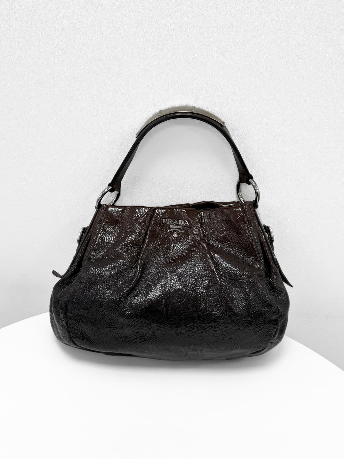 프라다 크링클 페이턴트 레더 호보백 상품이미지1