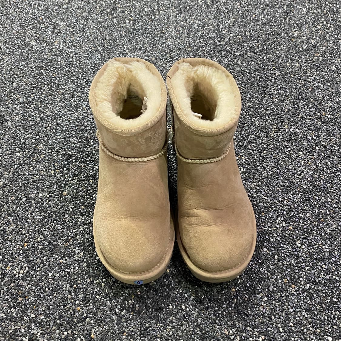 어그 스웨이드 로고 패치 앵클 부츠 B3442 상품이미지1