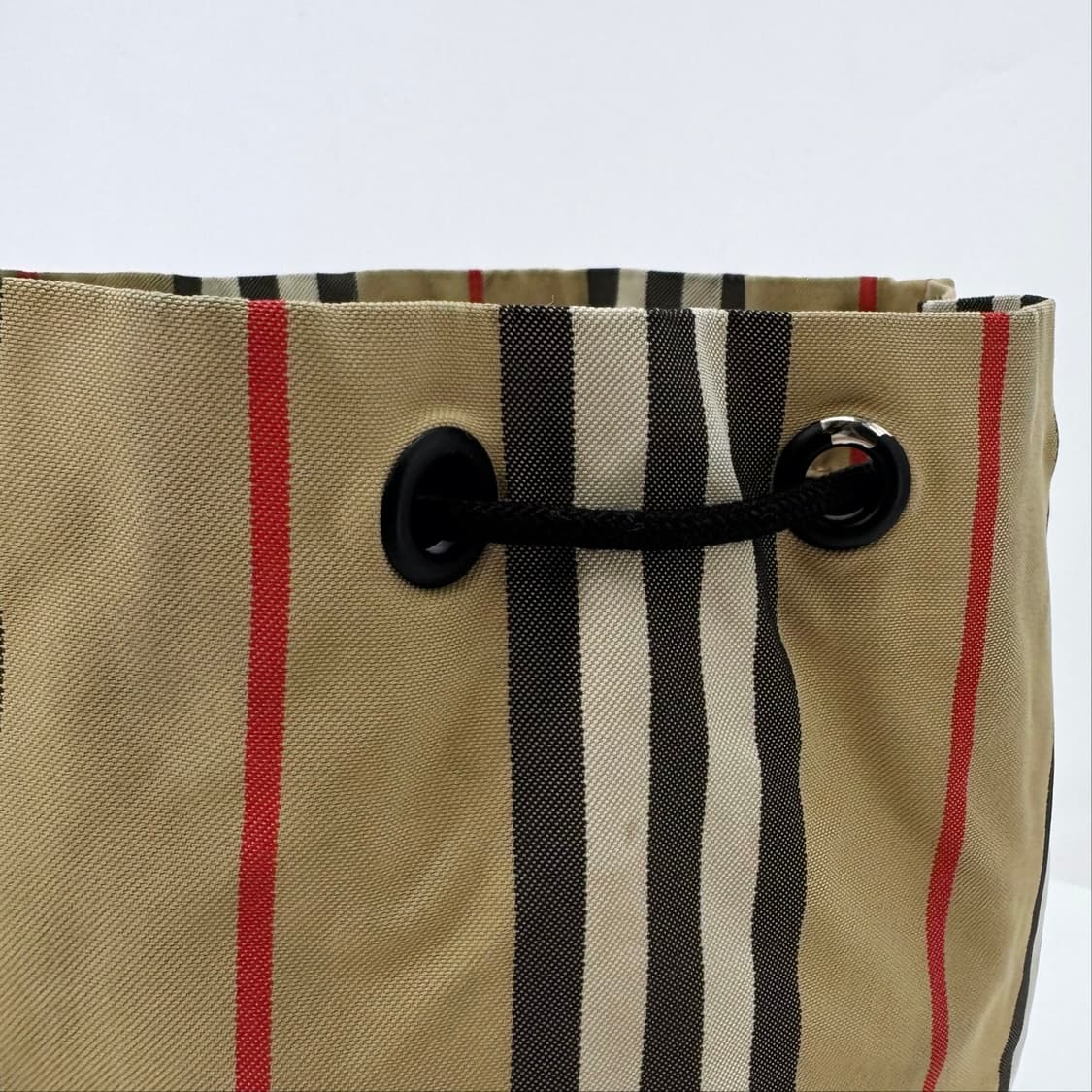 버버리 포이베 버킷 파우치 베이지 (8026737) 상품이미지9