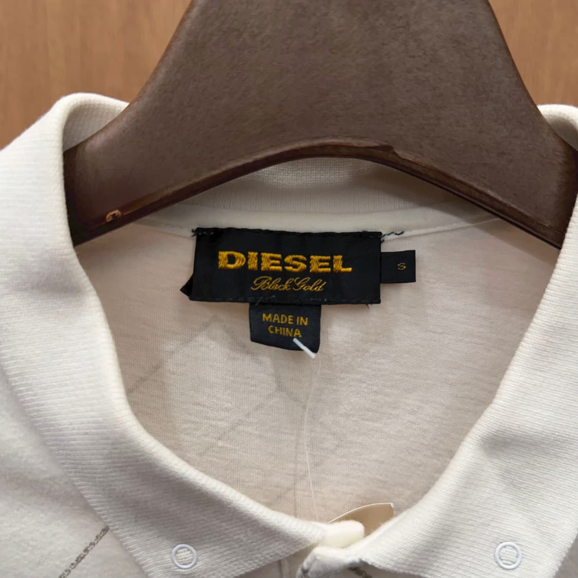 디젤 반팔 티셔츠 카라넥 레터링 로고 프린팅 싱글 포켓 디테일 화이트 상품이미지6