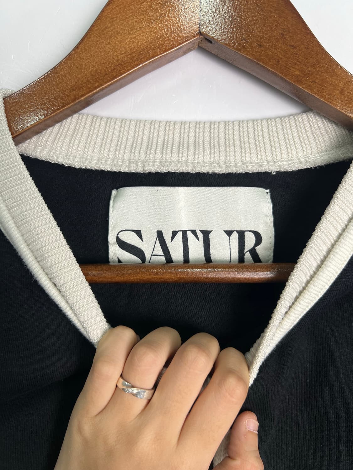 SATUR 블랙 반팔티 상품이미지2
