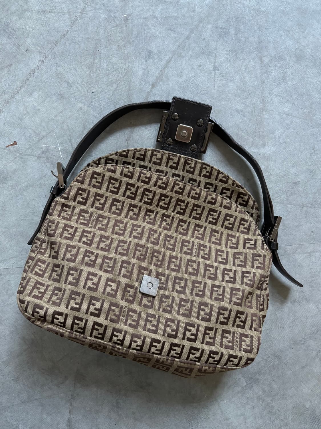 Fendi 펜디 FF 로고 블랙 버클 미니 숄더백 상품이미지5