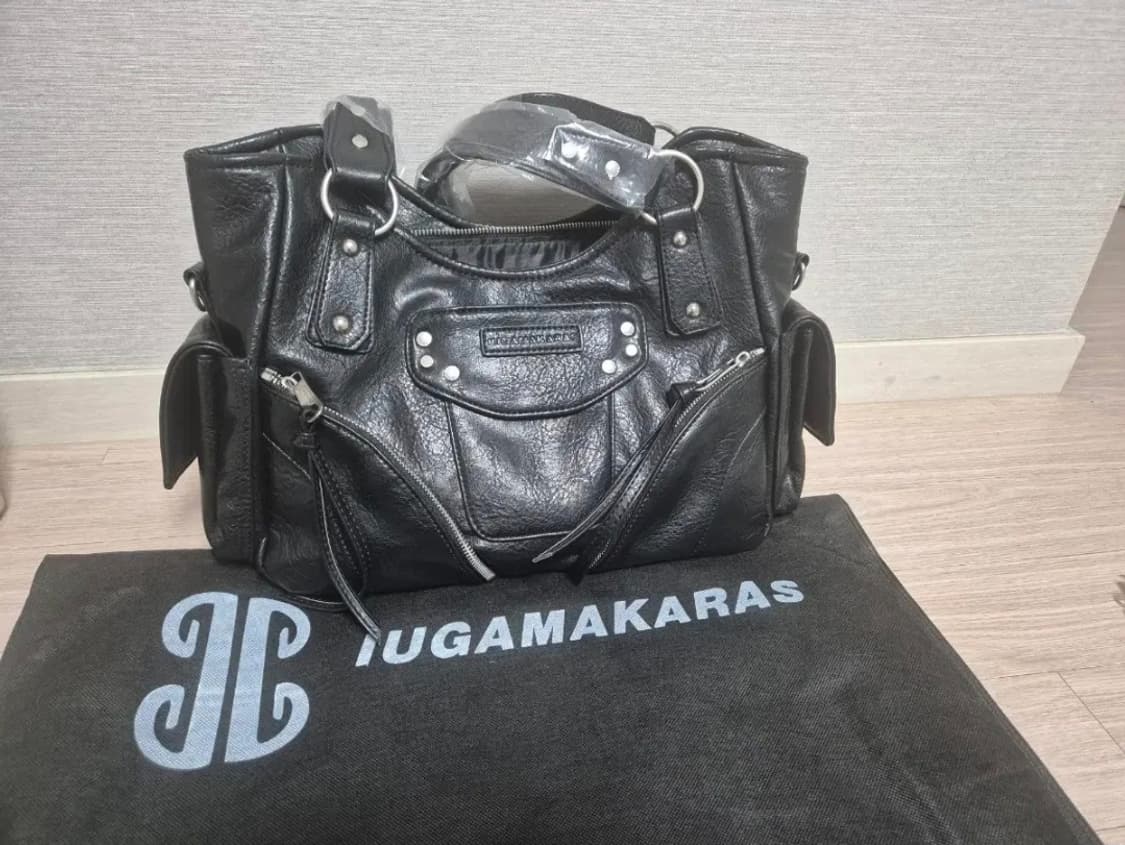 새상품 이우가마카라스 스터드 레더 숄더백 상품이미지2