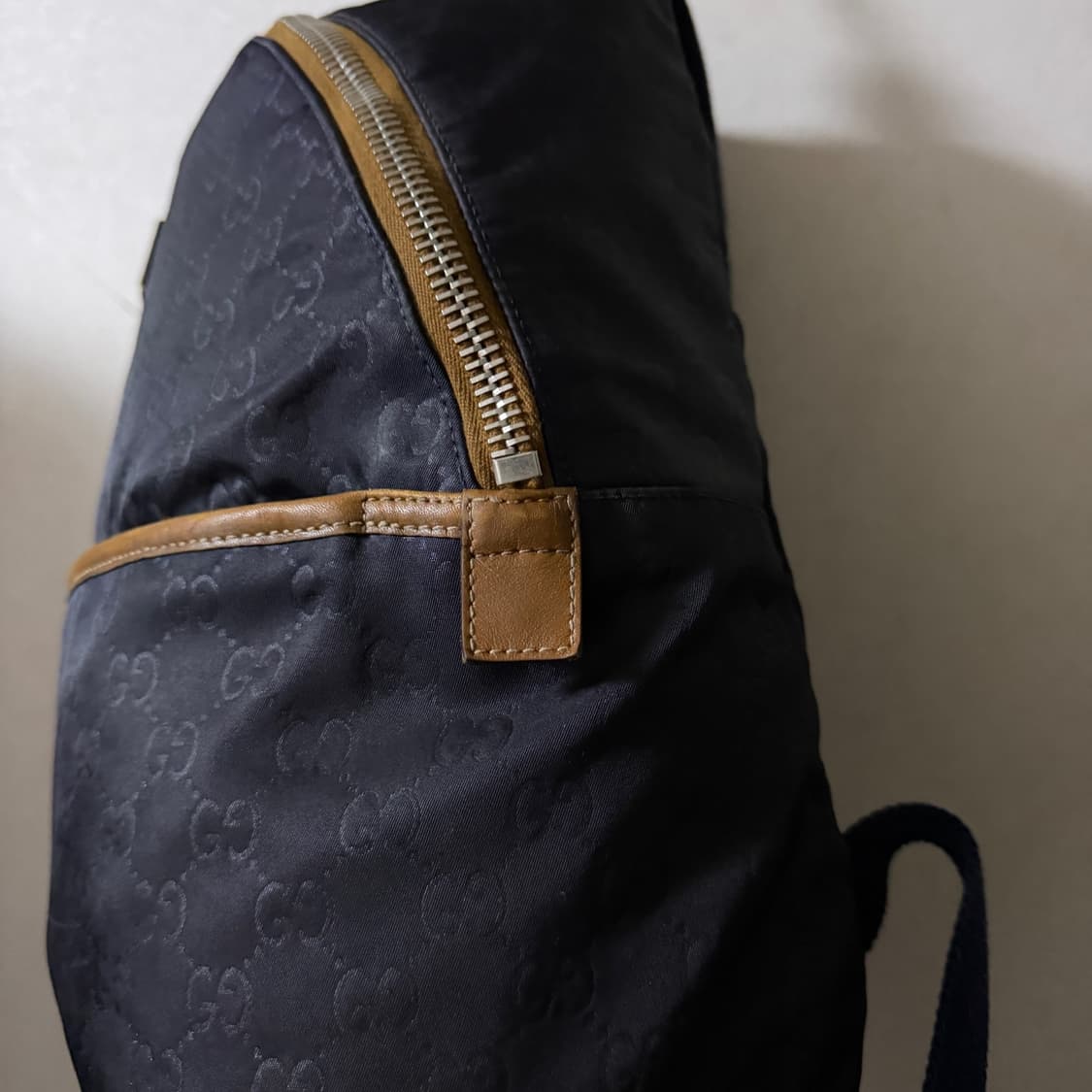 구찌 GG로고 수프림 거북이 백팩 블랙 (안감 사용감) 상품이미지5