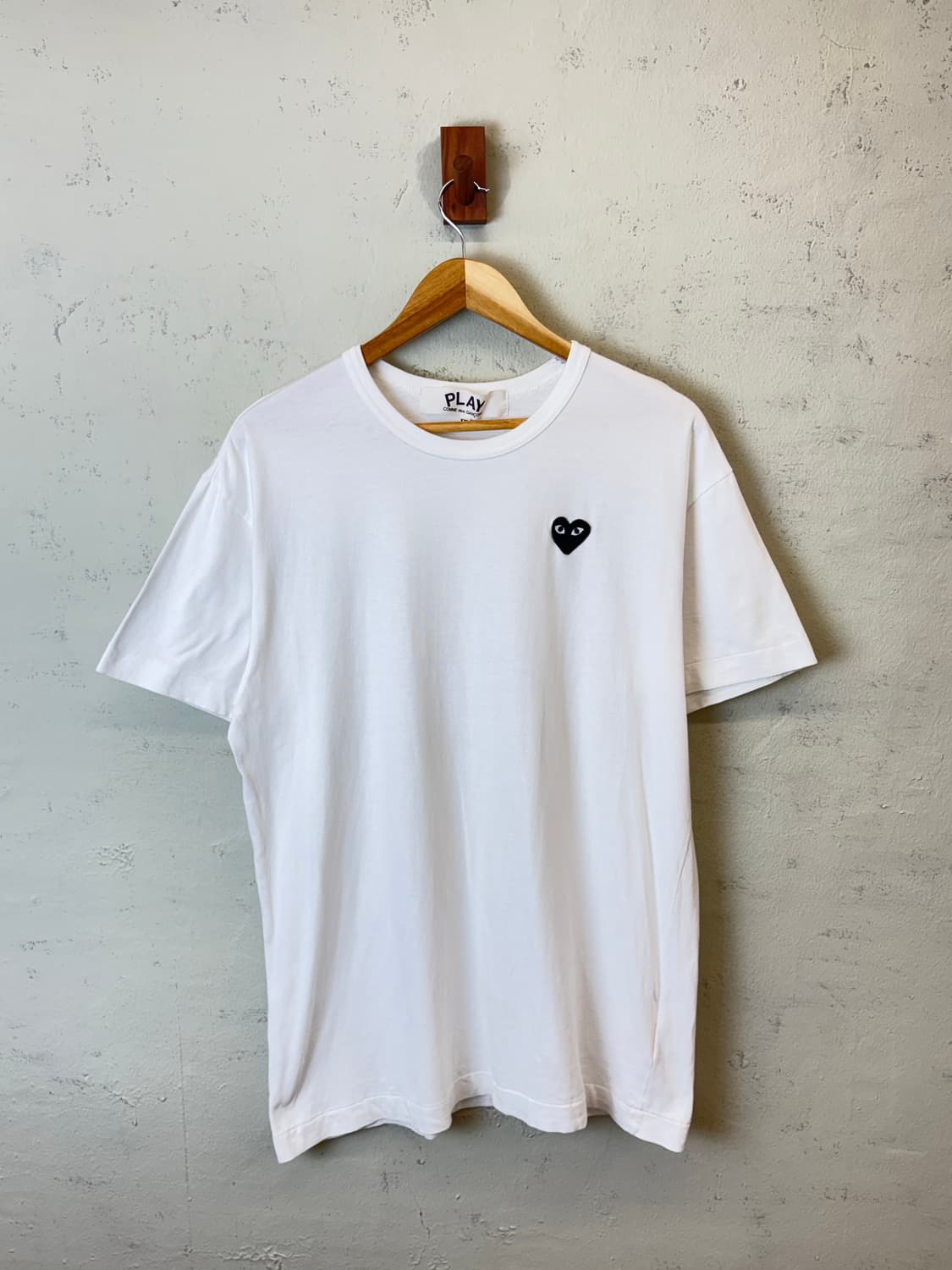 꼼데가르송 블랙 하트 와펜 화이트 반팔티 상품이미지1