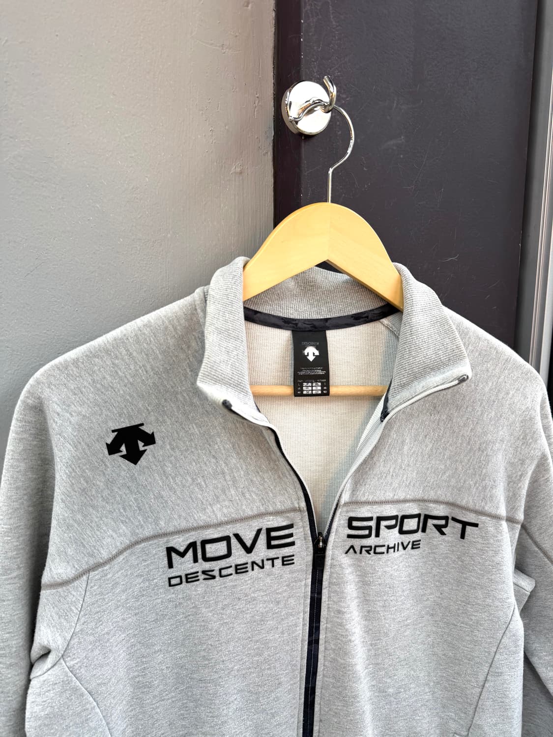 100/ 데상트 35주년 무브스포츠 집업 상품이미지3