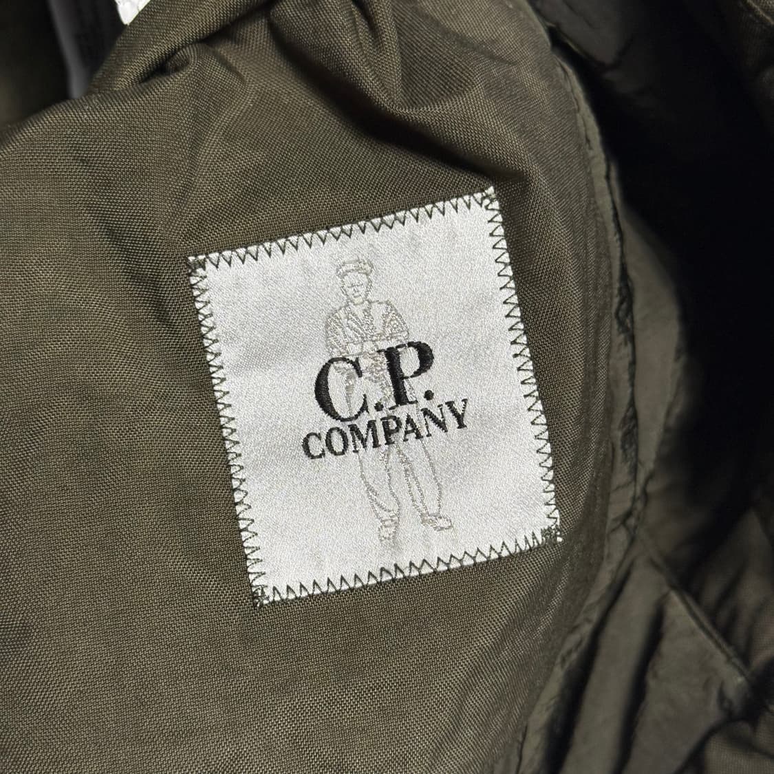 90 C.P.컴퍼니 3D 스퀘어 로고패치 탈론 후드 롱 퍼퍼 자켓 상품이미지6