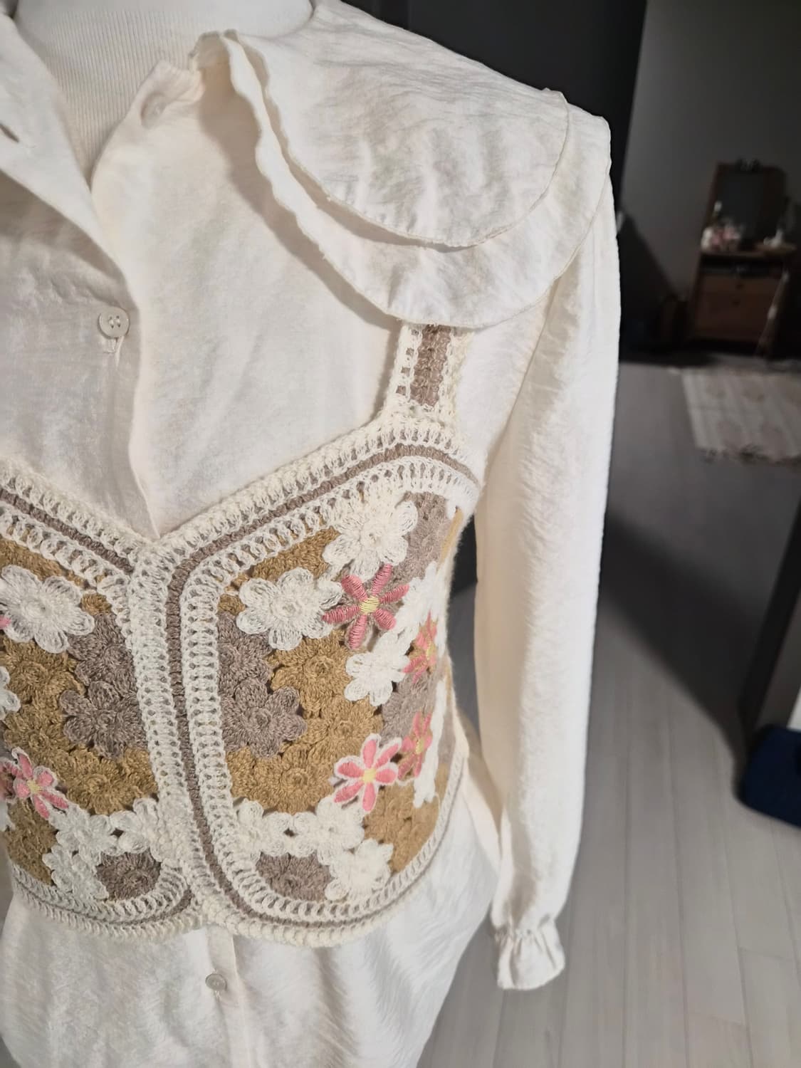 [새상품 ]로맨틱 입체 플라워 자수 크로셰 조끼 & 빅카라 블라우스 상품이미지2
