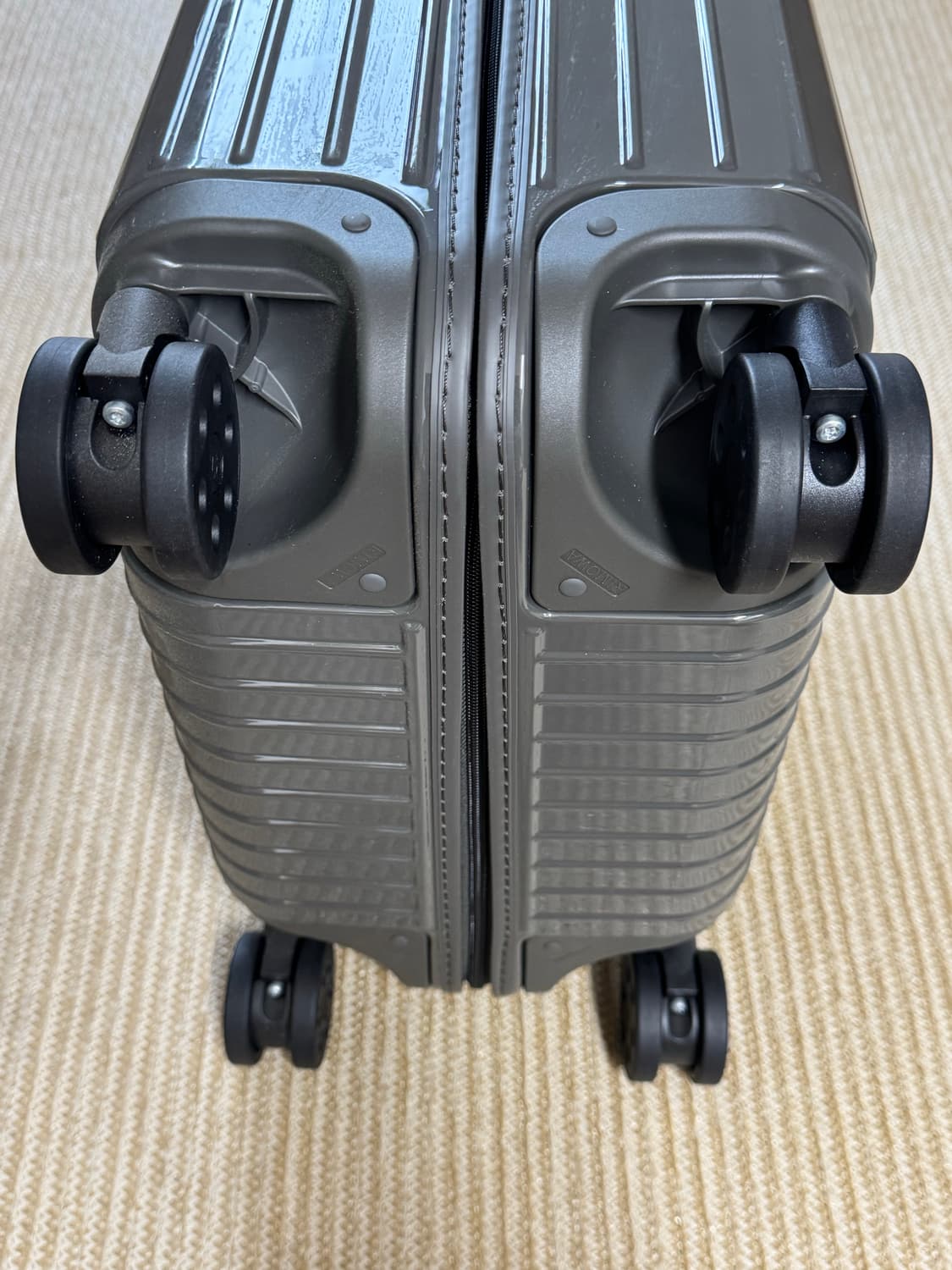 리모와(RIMOWA) 에센셜 체크인 M 캐리어 그레이색상 상품이미지7