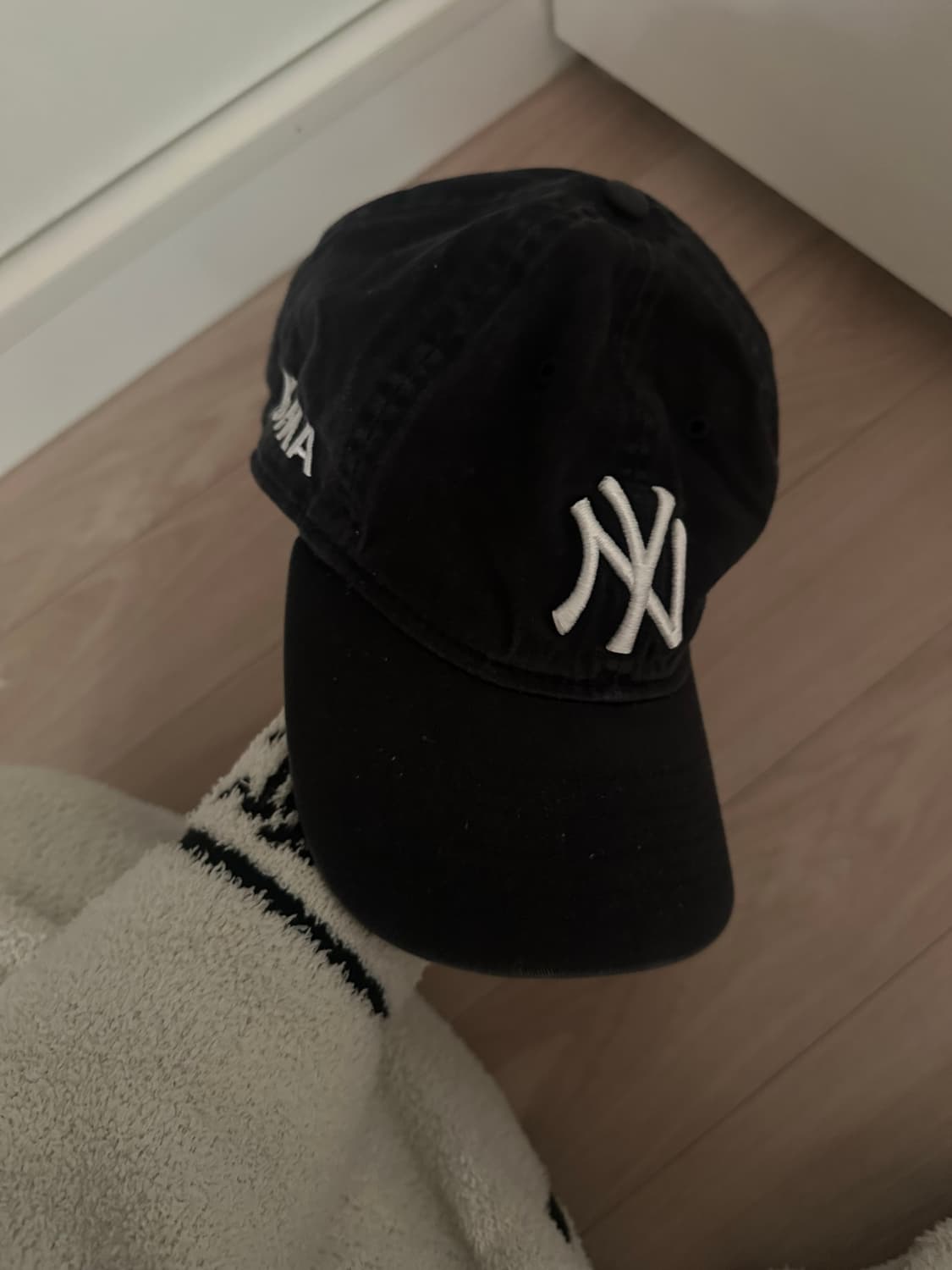 뉴에라 x 모마 뉴욕 양키즈 캡  네이비 상품이미지1