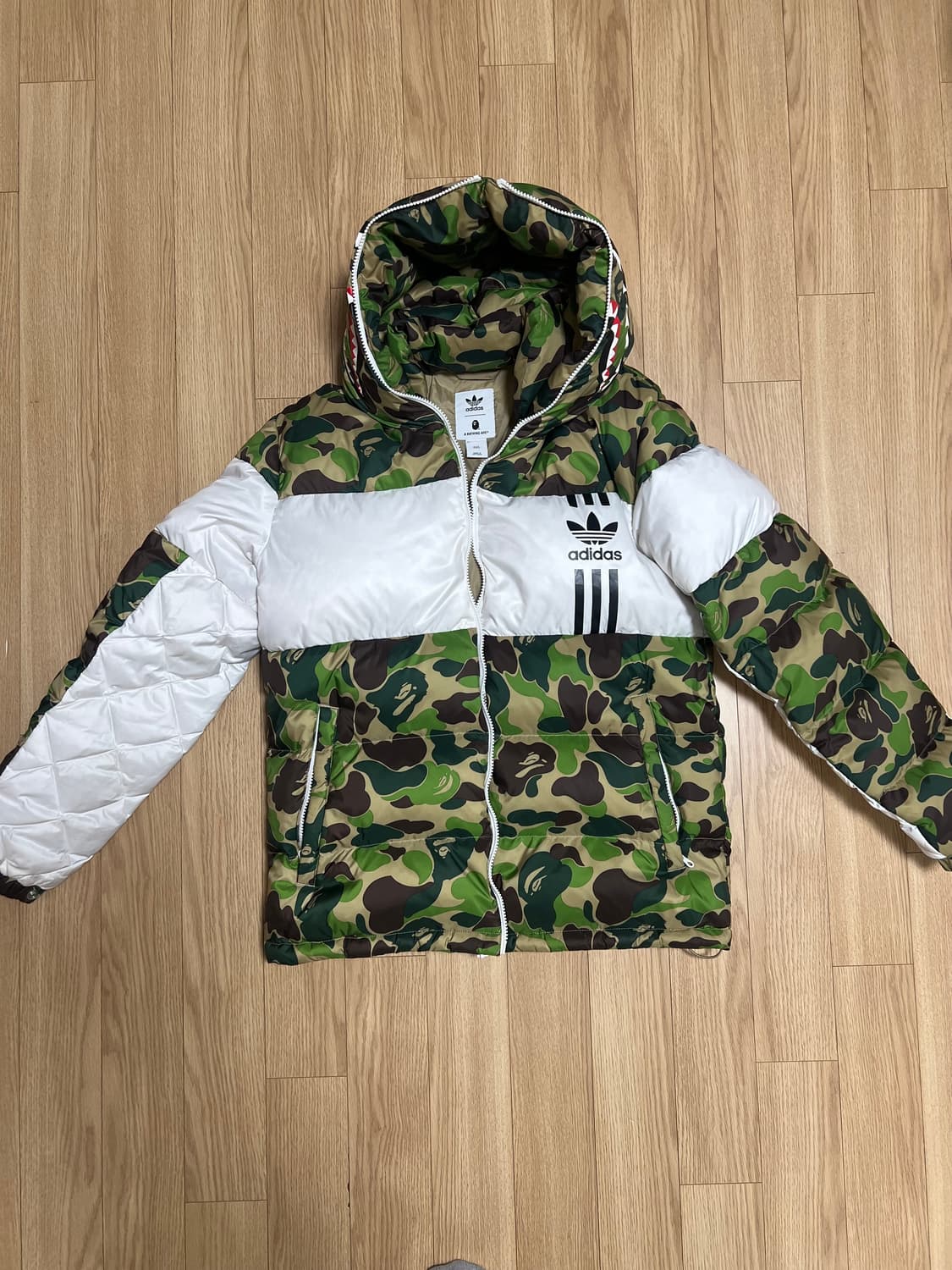 아디다스X베이프 한정판 패딩 판매합니다. 상품이미지1