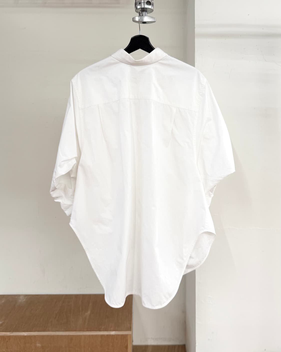 발렌시아가 화이트 볼륨 패턴 포켓 셔츠 상품이미지6